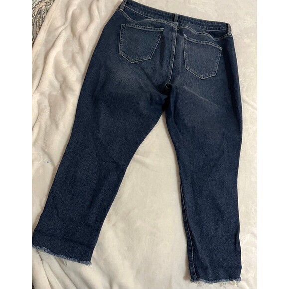 Torrid jeans size 14S buttton closure distressed with hole - Picture 7 of 9